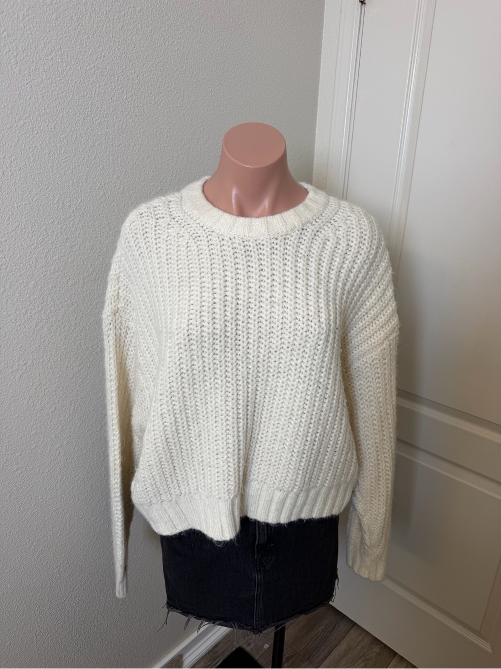 American Eagle Classic Cream Chunky Knit Sweater Sz M